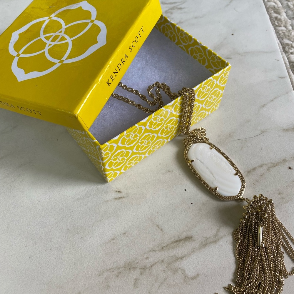 KENDRA SCOTT RAYNE GOLD PENDANT NECKLACE IN PEARL